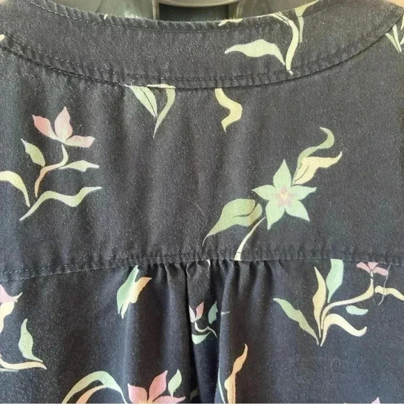 Womens Duluth Trading Floral wrap top Shirt Navy Size Small S - Picture 7 of 12